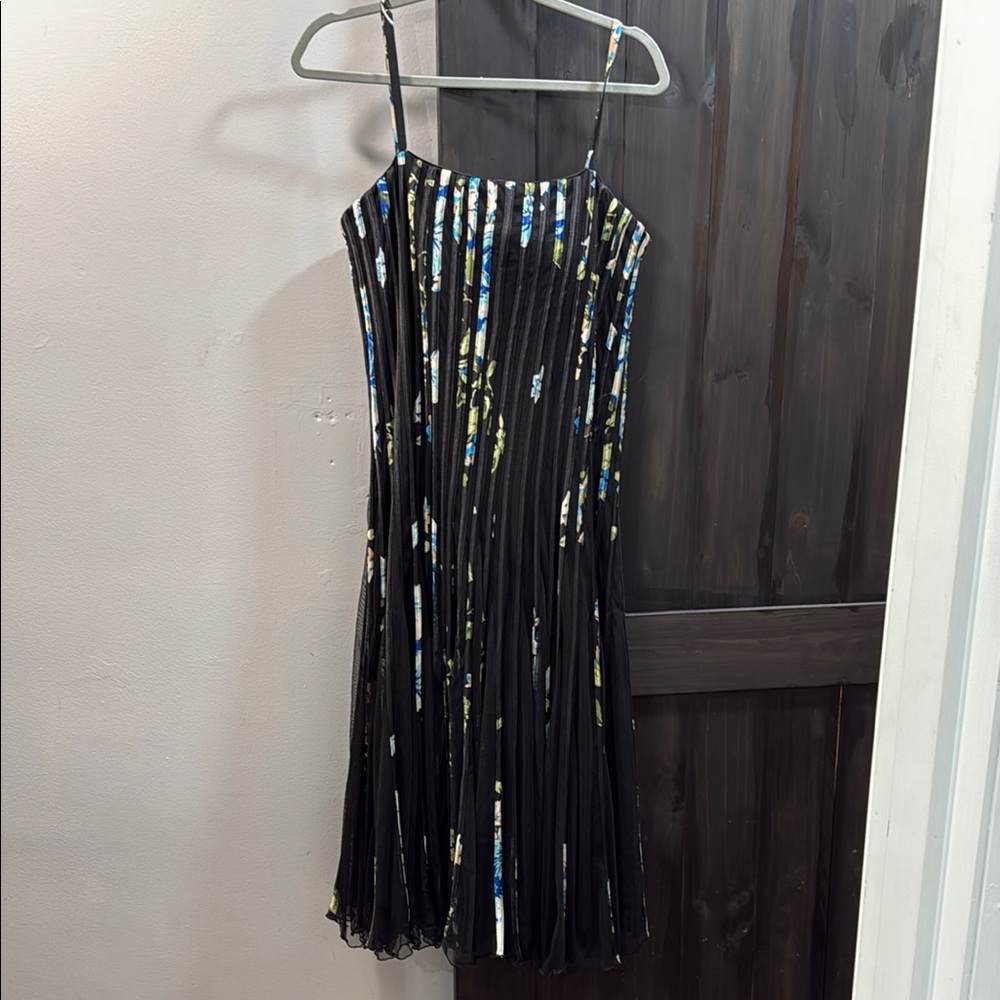 Elegant Sandra Darren Black/Blue Pleated Floral Spaghetti Strap Cocktail Dress